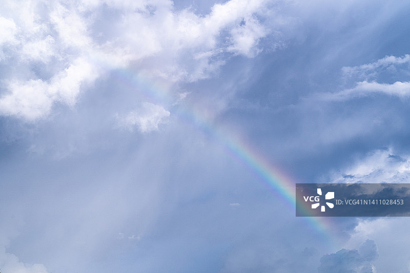 蓝色天空中彩虹的低角度视图图片素材