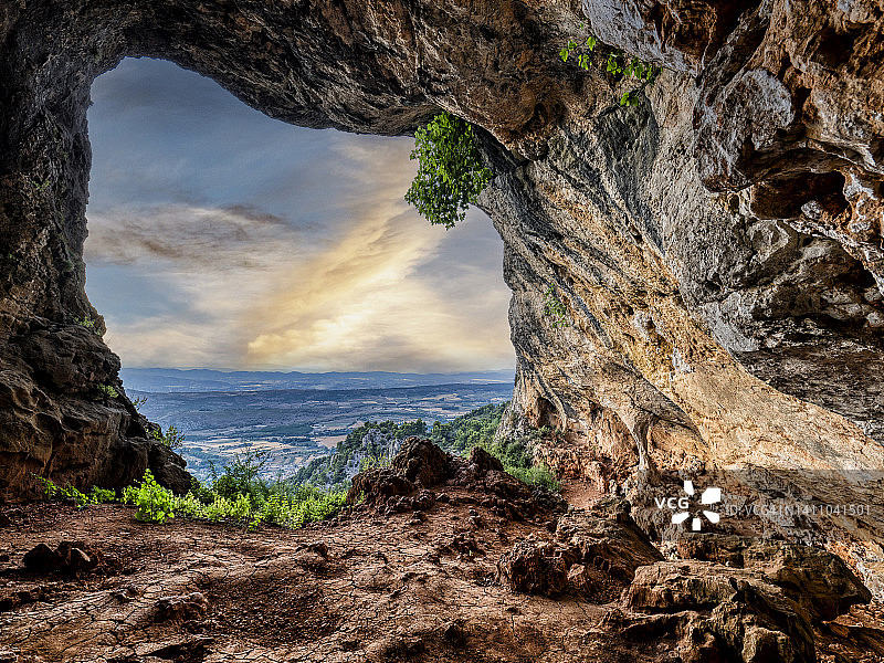 日落时分，山间大洞穴内的景观。图片素材