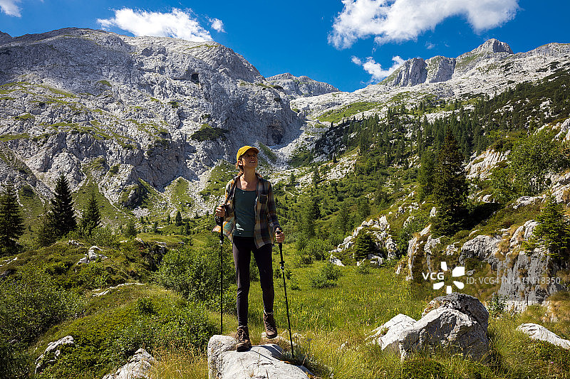 女徒步旅行者在田园诗般的亚高山环境下Krn -朱利安阿尔卑斯山斯洛文尼亚图片素材