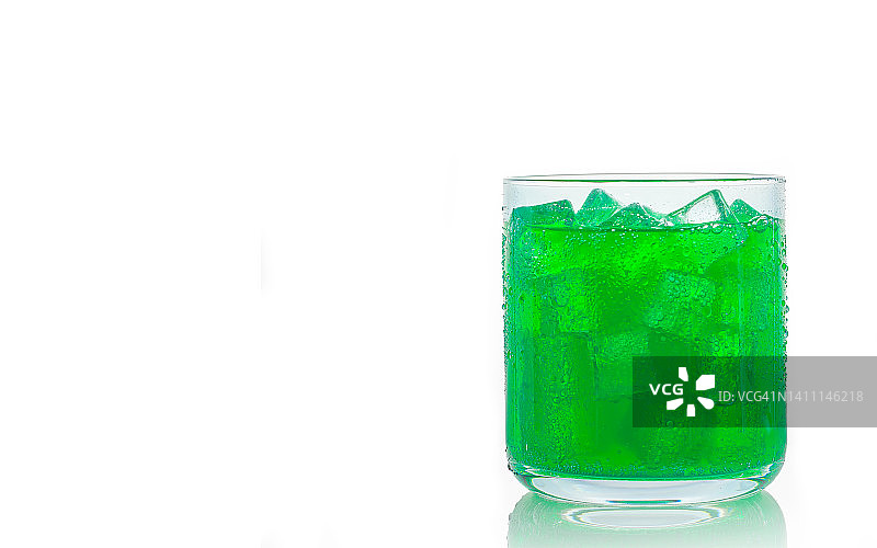 一杯新鲜的酸橙绿色饮料。图片素材