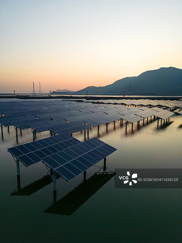 美丽的养鱼场太阳能发电厂图片素材
