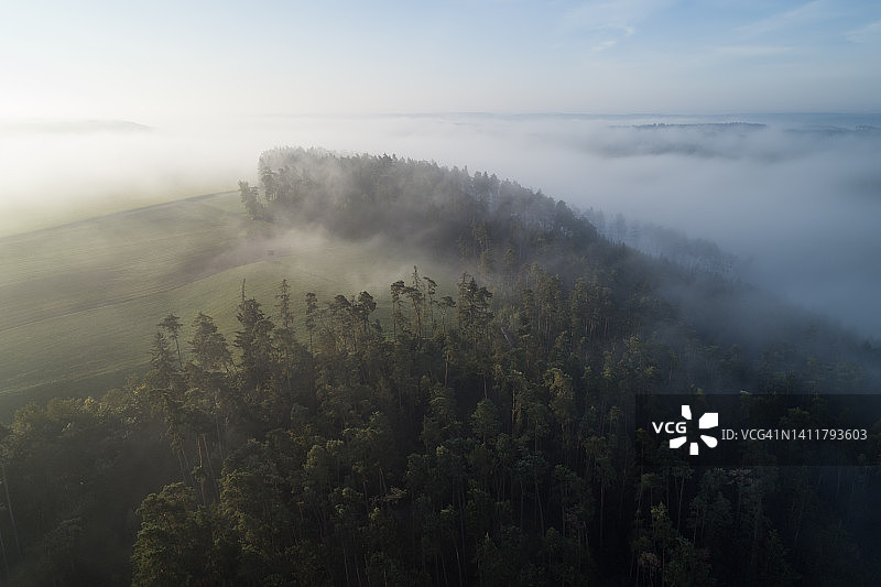 鸟瞰森林和农业领域与雾在日出，秋天。法兰克尼亚,巴伐利亚,德国。图片素材