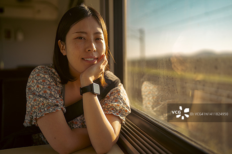 年轻女游客乘火车旅行的肖像图片素材