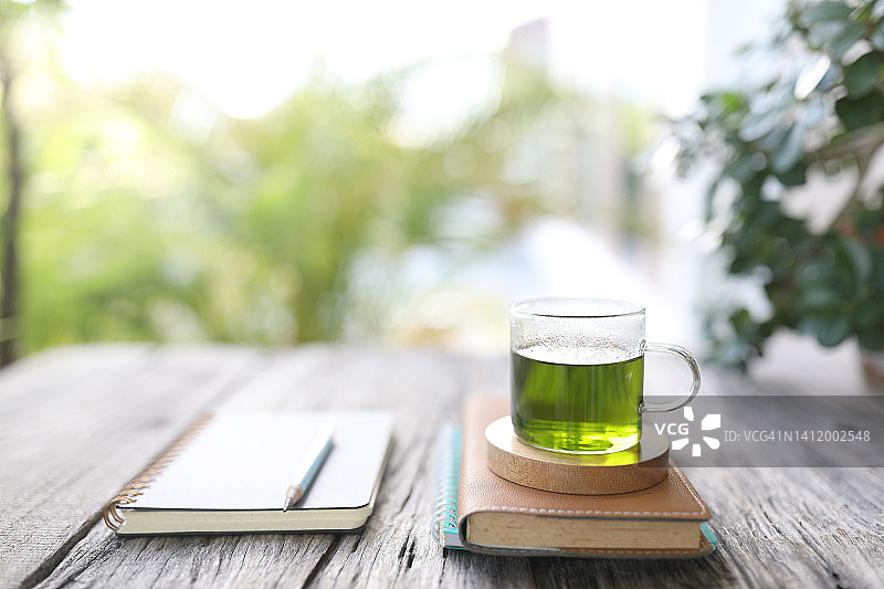 绿茶杯和笔记本图片素材