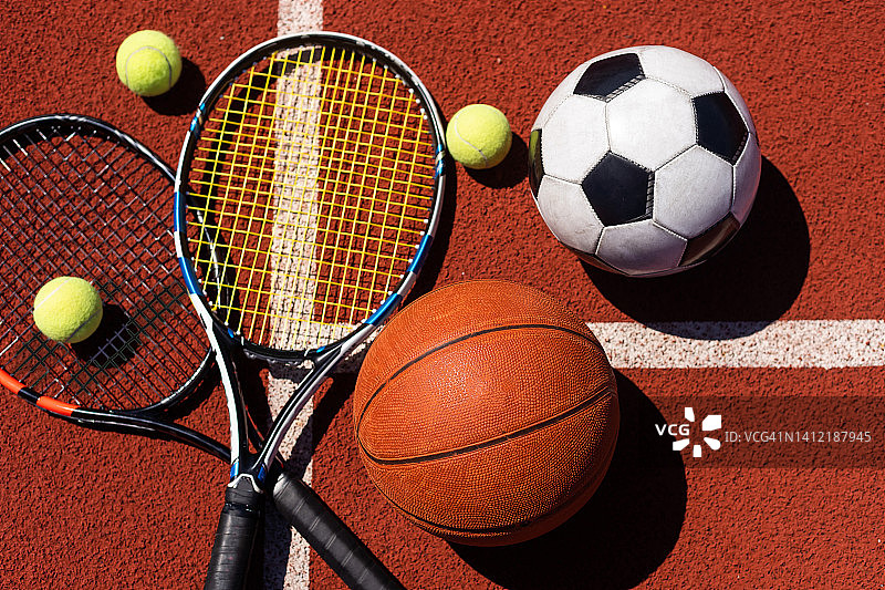 一组运动设备在黑色背景上，包括网球，篮球，足球和拳击设备的背景与复制空间图片素材