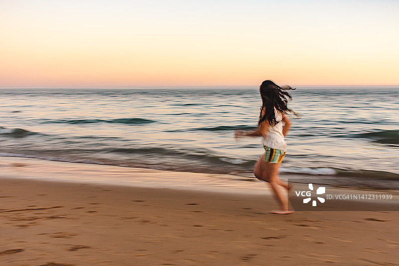 在海滩上跑步的女人图片素材
