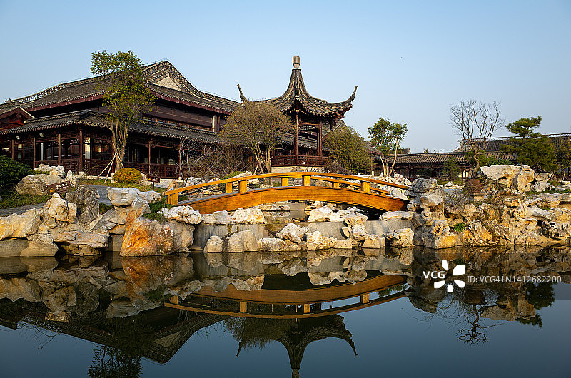 中国园林中的一座日式木桥倒映在河上图片素材