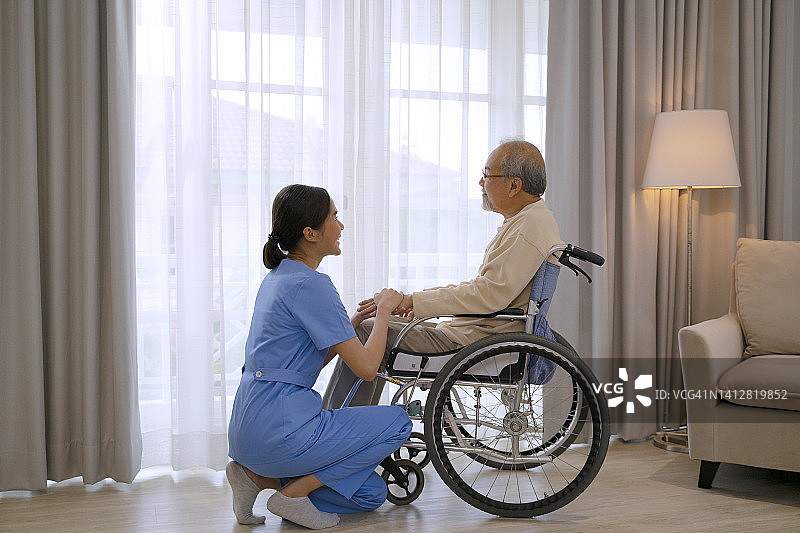 护士在卧室照顾老人。图片素材
