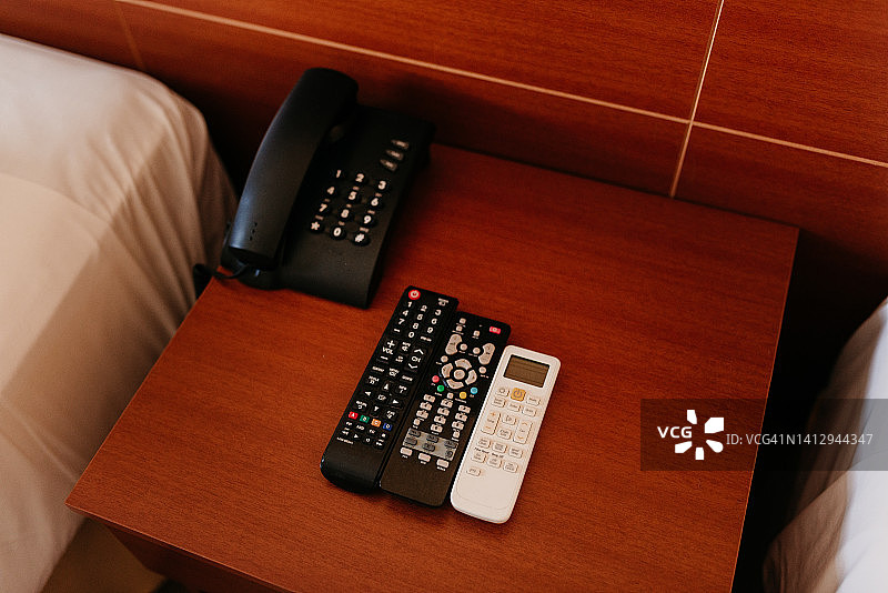 酒店房间-遥控器和电话图片素材