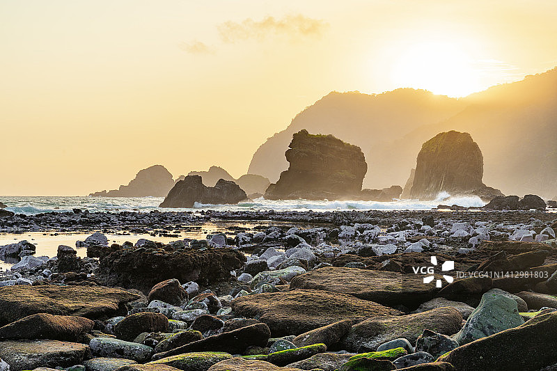 海滩上巨大的岩石，美丽的日落景色图片素材