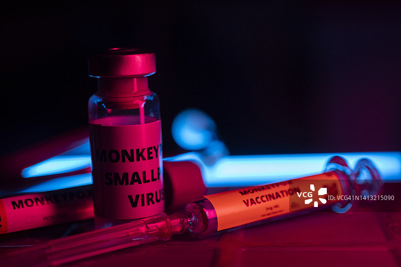 用小瓶疫苗和血液试管接种猴痘抗病毒新株图片素材
