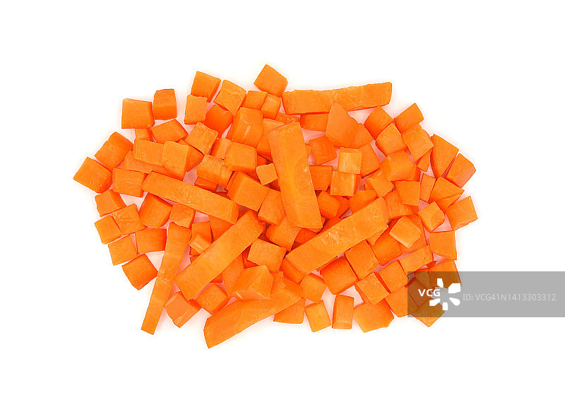 切碎的胡萝卜片放在白色的盘子上图片素材