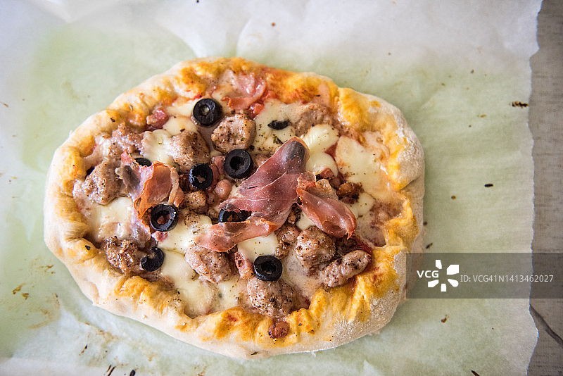 自制馅皮披萨配香肠，火腿和橄榄图片素材