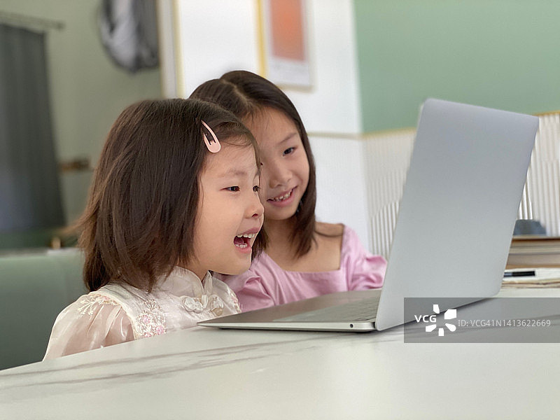 两个亚洲小女孩在上网图片素材