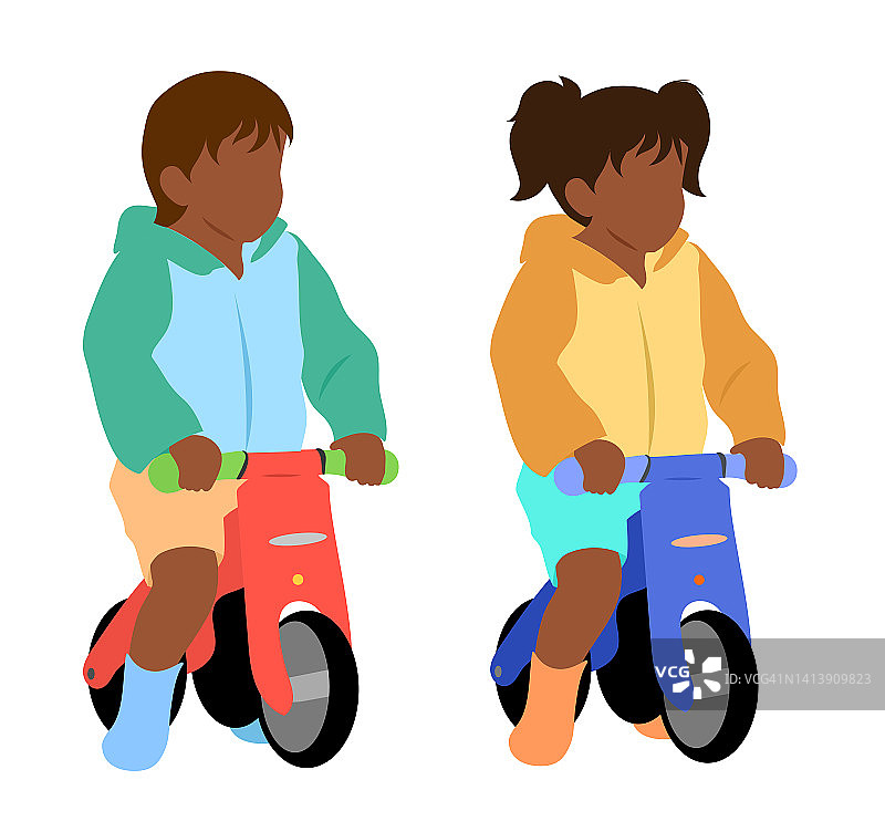 男孩在平衡自行车和姐姐蓝色图片素材