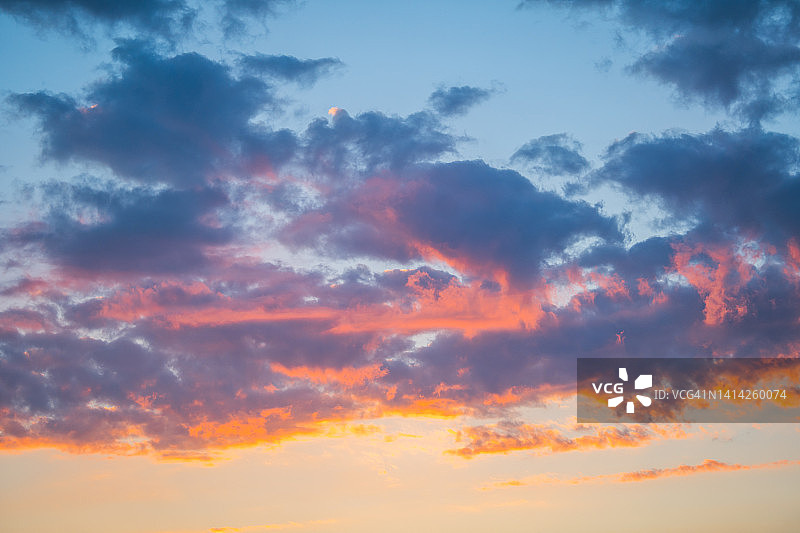 日落或日出时，橙色云彩的风景天空。美丽的背景为您的设计图片素材