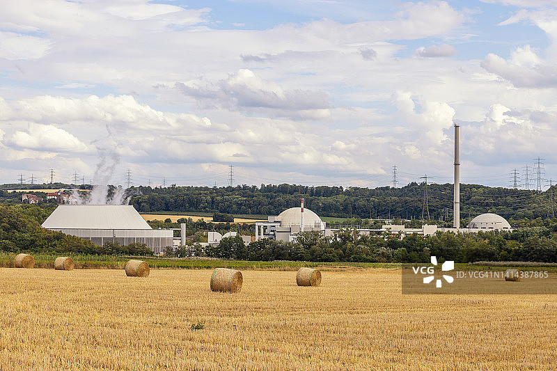 Neckarwestheim核电站的草包(Baden-Württemberg，德国)图片素材