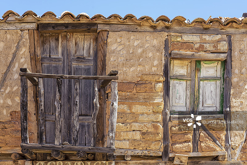 废弃旧建筑的木窗和阳台。图片素材
