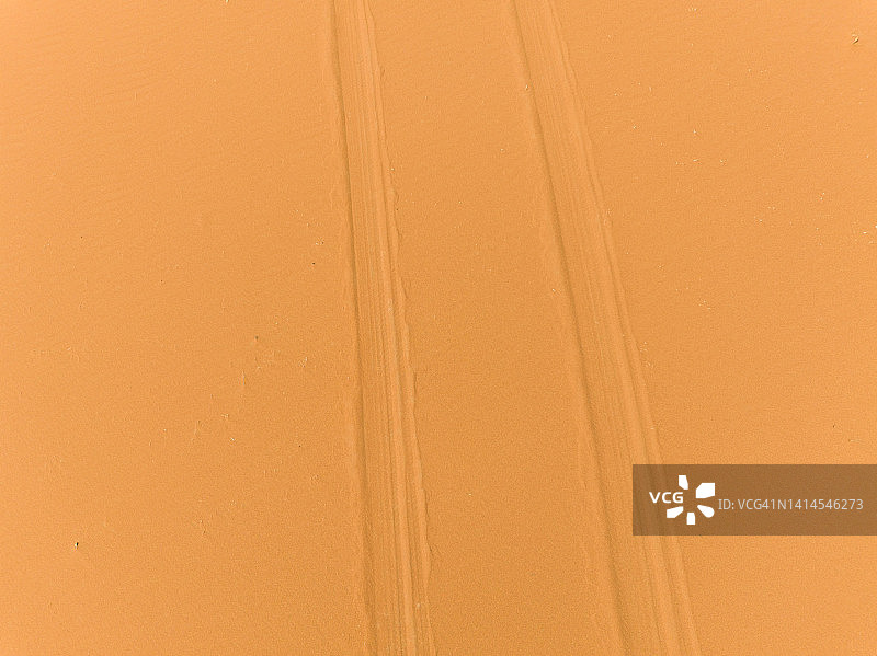 沙漠里的汽车痕迹图片素材
