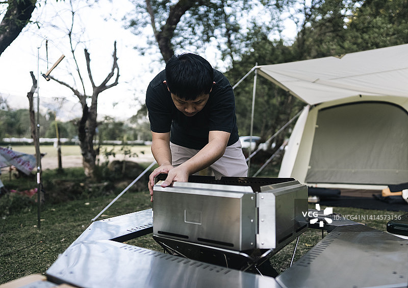 亚洲露营者正在为今晚的户外生活方式露营准备壁炉图片素材