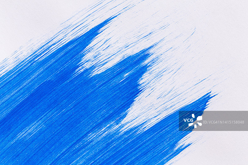 丙烯漆纹理背景蓝色在白纸上。画笔描边。手工制作的图片素材