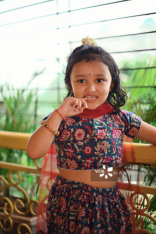 穿着印度传统服装的可爱女孩的肖像图片素材