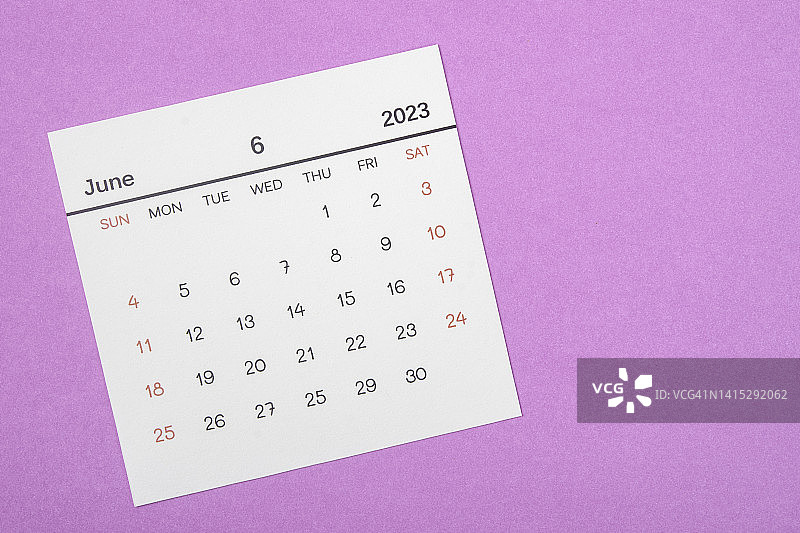 6月2023日是组织者计划和最后期限的月份，背景是粉红色的纸。图片素材