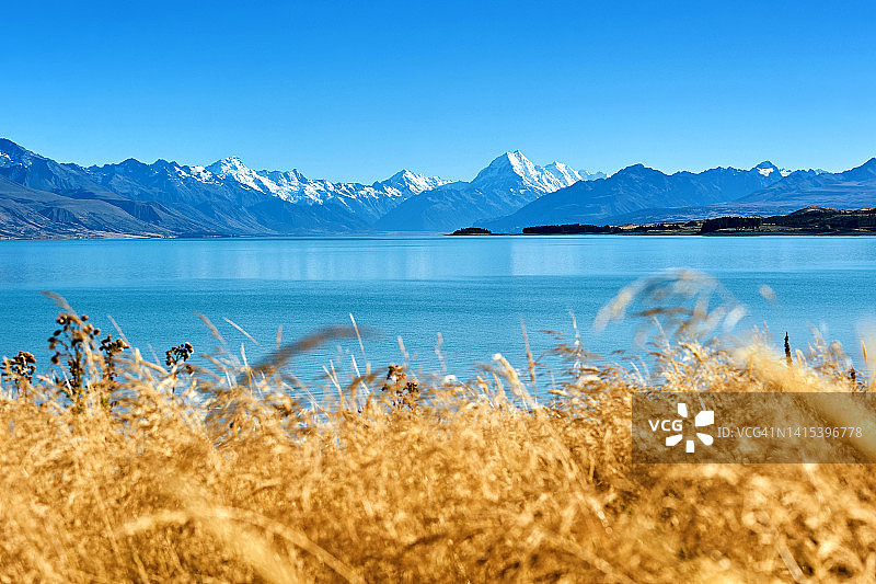 新西兰，晴天的雪山倒影湖图片素材