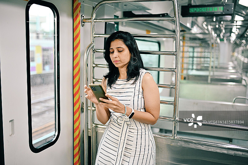 一位中年妇女在火车旅行中使用手机图片素材