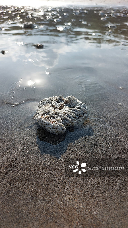 印尼巴厘岛库特海滩的岩石图片素材