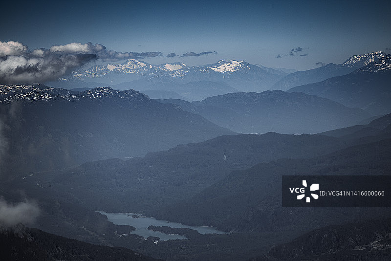 不列颠哥伦比亚省一个大型人工湖的鸟瞰图图片素材