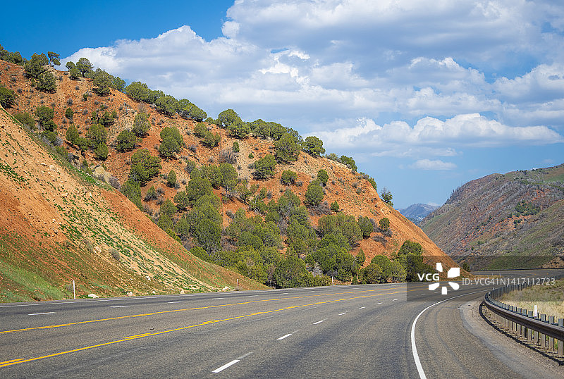 多条高速公路穿过美国犹他州的山脉图片素材