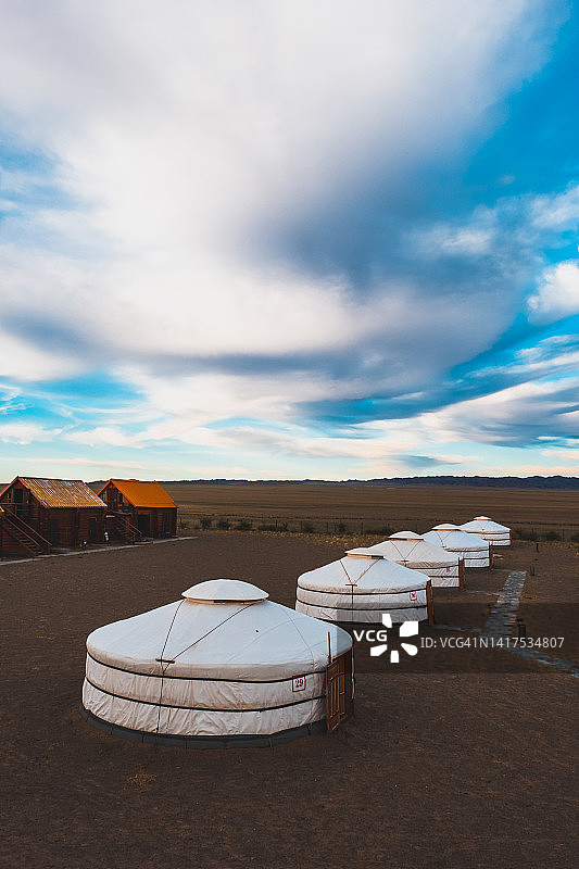 戈壁沙漠上的一排蒙古包。图片素材