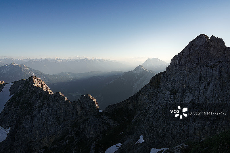 奥地利蒂罗尔山脉上的日出图片素材