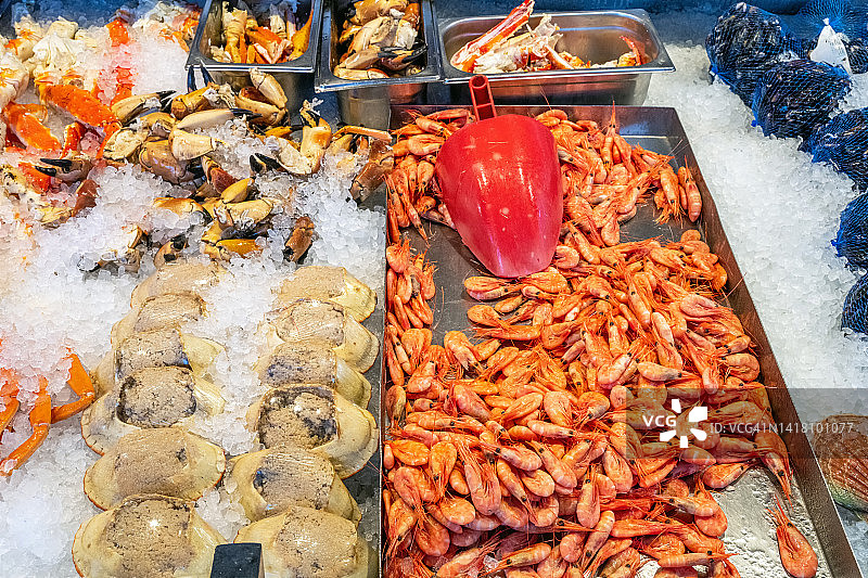 市场上出售的蛤蜊和大虾图片素材