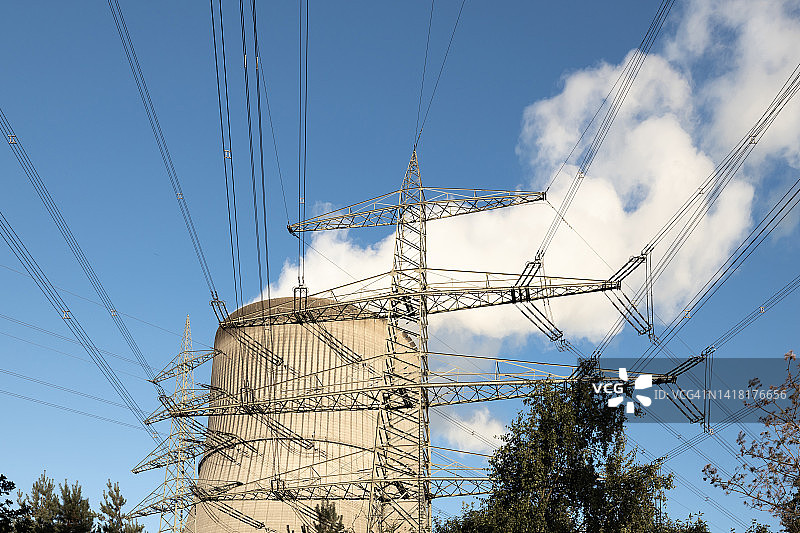 带输电塔的核电站冷却塔(德国下萨克森州埃姆斯兰)图片素材