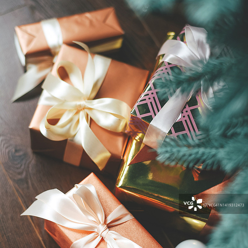 圣诞树下的礼物放在地板上。礼品包装。惊喜。新年。圣诞节。图片素材