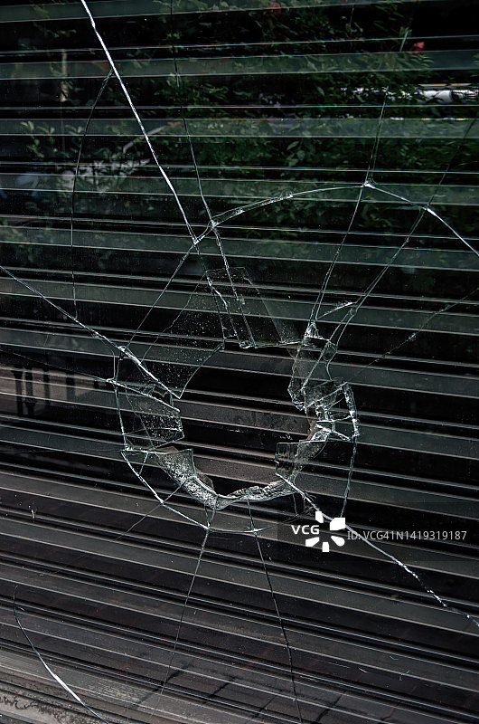 店面的窗户和金属安全百叶窗坏了图片素材