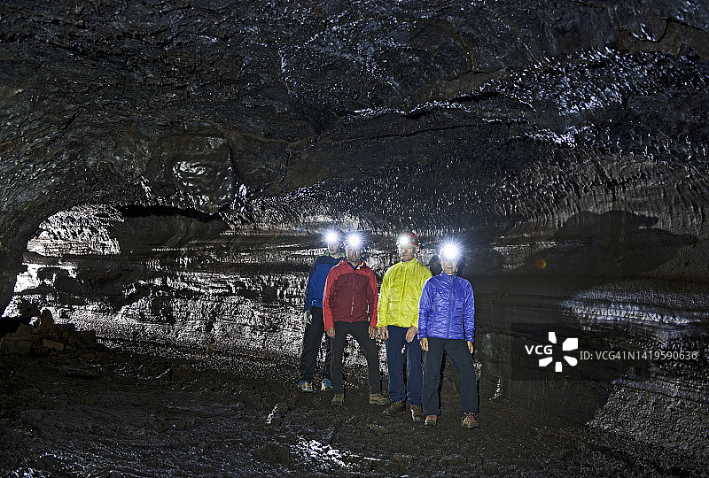 一群探索冰岛莱达伦迪熔岩洞的科学家图片素材