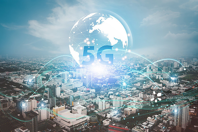 全球网络连接5G在手商。全球网络连接5G概念。未来技术概念5G网络无线系统和物联网图片素材