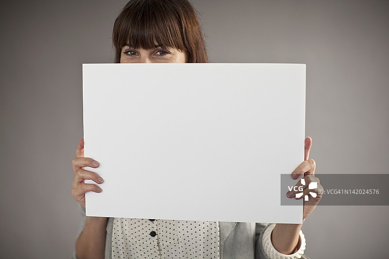 女人拿着空白的白板图片素材