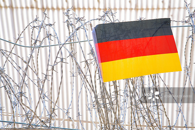 德国国旗挂在铁丝网上图片素材