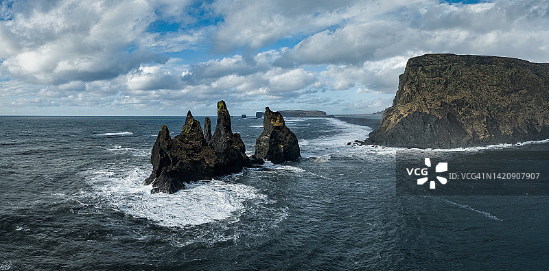冰岛Reynisdrangar海柱全景Vik - Myrdal悬崖图片素材