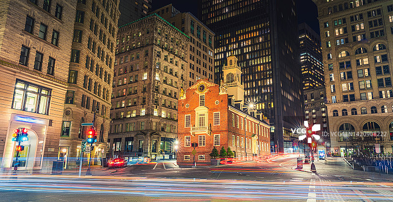 美国马萨诸塞州夜晚标志性的波士顿老州议会大厦，美国，建筑和建筑与旅游和旅游目的地的概念图片素材