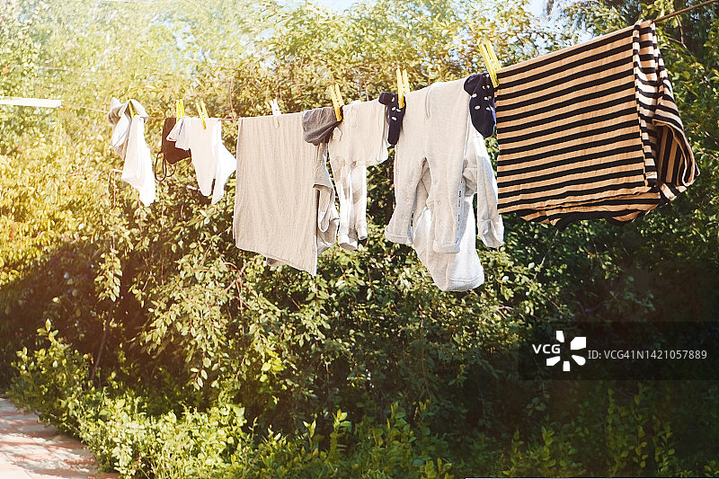 新洗的衣服在阳光明媚的天气里在室外晒干图片素材