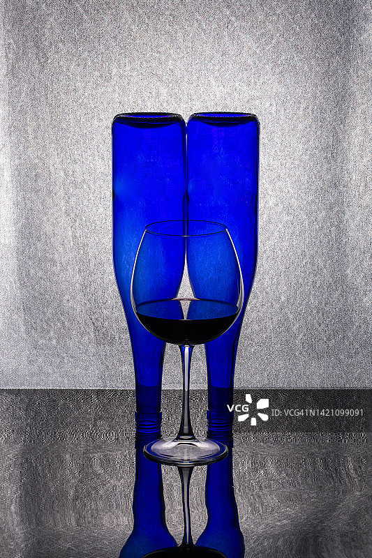静物与玻璃和蓝色的瓶子图片素材