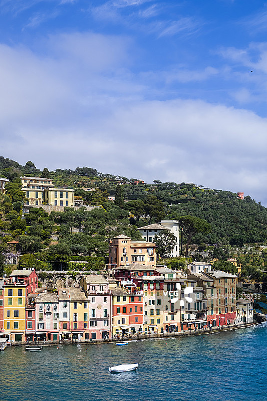 在意大利利古里亚的波托菲诺海滨大道上，五颜六色的建筑一行行排列着图片素材