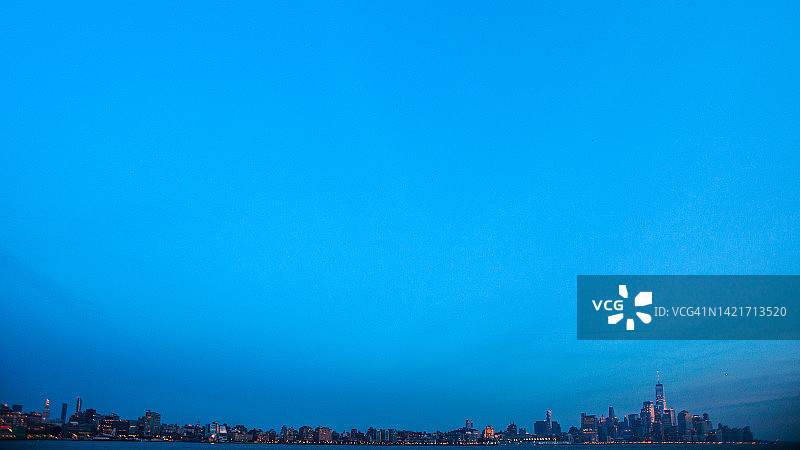 遥远的曼哈顿天际线，纽约市图片素材