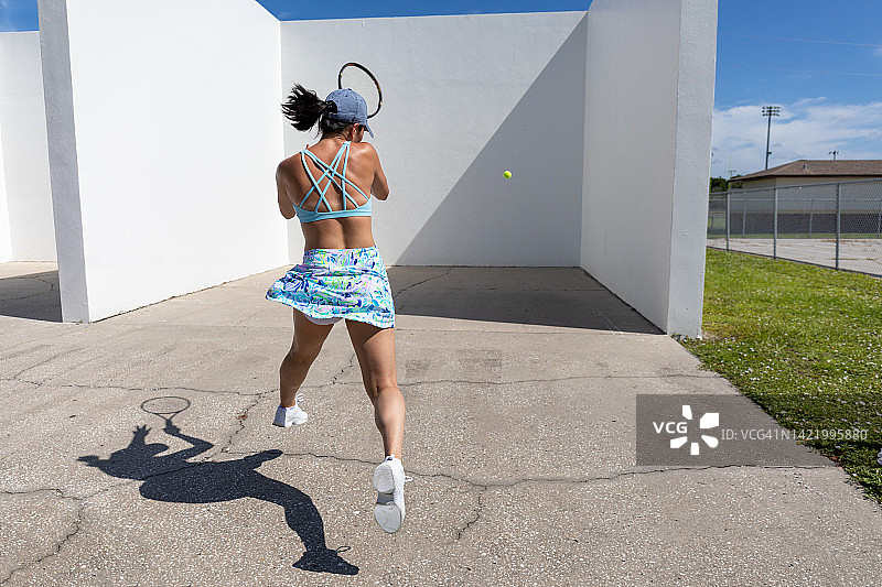 女子网球运动员在手球场上练习图片素材