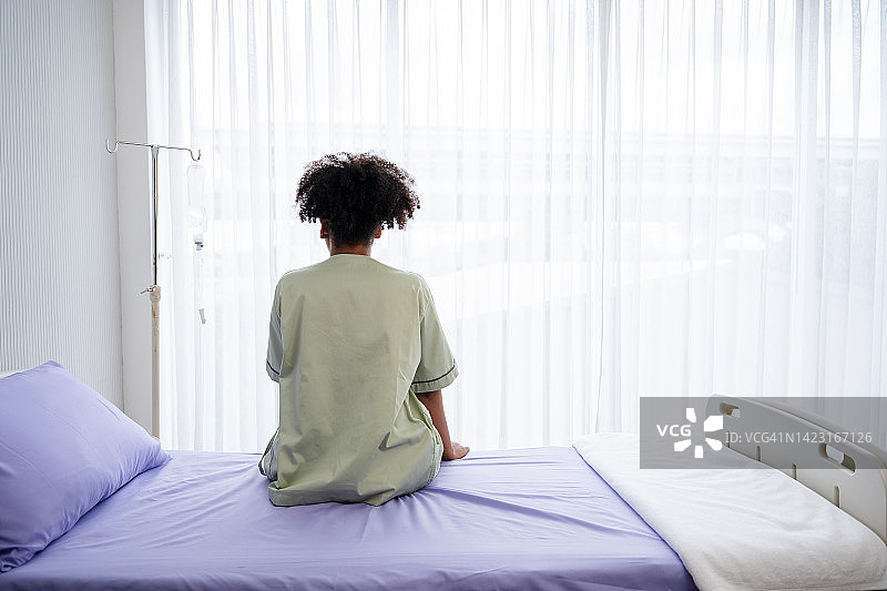 孤独的病人坐在病床上图片素材